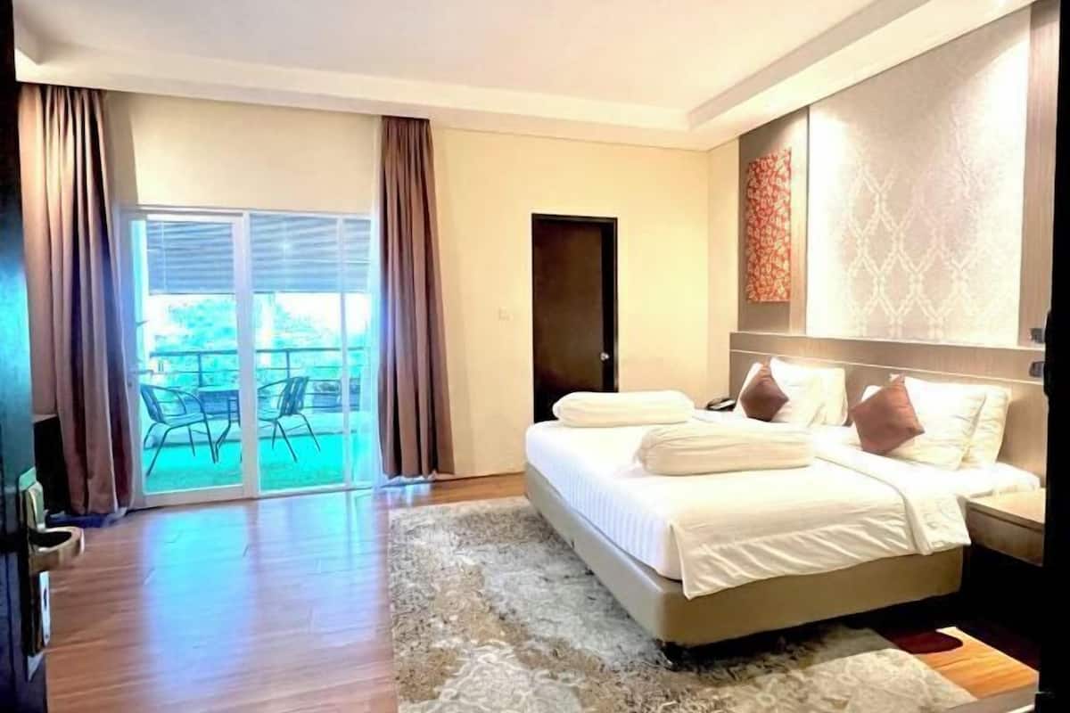 Desk, laptop workspace, free WiFi, bed sheets