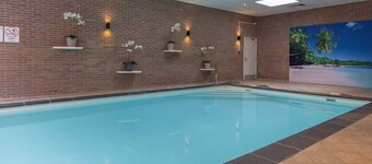 3 Tranquil Rooms with Pool, Sauna, and Coffee Maker - Near Scenic Hiking Spots