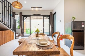 Villa, Poolblick | Essbereich im Zimmer