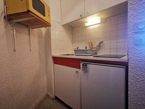 Kühlschrank, Mikrowelle, Herdplatte, Wasserkocher mit Kaffee-/Teezubehör