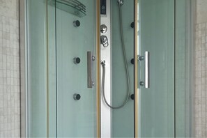 Shower, hair dryer, bidet, towels