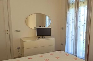 2 bedrooms, iron/ironing board, bed sheets