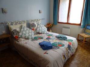 3 bedrooms, iron/ironing board, WiFi, bed sheets - Au-delà des cimes" gîte (Unknown)