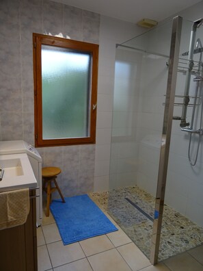 Douche, sèche-cheveux, papier toilette