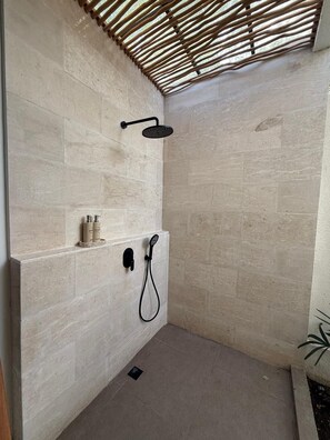Villa Confort, 2 habitaciones, no fumadores, cocina básica | Baño | Ducha, secador de pelo, toallas y jabón