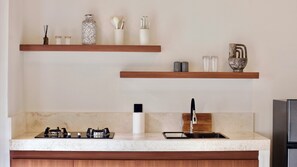 Full-sized fridge, microwave, stovetop, dishwasher - Malasama suites hotel (Kuta)