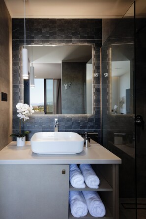 Een douche, een haardroger, handdoeken