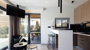 Een moderne keuken met een flatscreen-tv, een klein barretje en uitzicht op de omgeving.