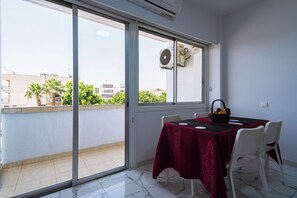 Comfort Apartment | In-room dining - Cosy & Central Larnaca Suite (Larnaca)