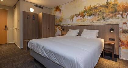 Quaint Room in the Woods w/ Terrace Overlooking Forest – Romantic Spot