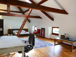 2 slaapkamers, een bureau, internet
