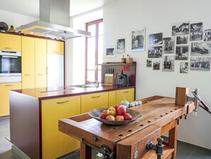 Frigorifero, forno, lavastoviglie, pentole/stoviglie/utensili