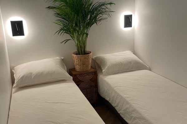 2 عدّة غرف نوم ومكواة/لوح كي وواي فاي مجانًا وملاءات أسرّة