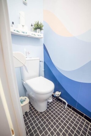 Sèche-cheveux, serviettes fournies