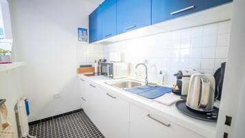 Coffee/tea maker, fridge, microwave, oven