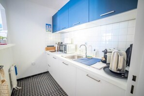 Een koelkast, een microgolfoven, een oven, een kookplaat