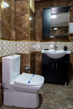 Quarto clássico, vista para a cidade | Banheiro | Secador de cabelo, sabonete, shampoo, papel higiênico
