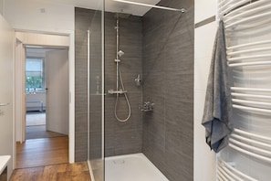 Dusche, Haartrockner, Handtücher