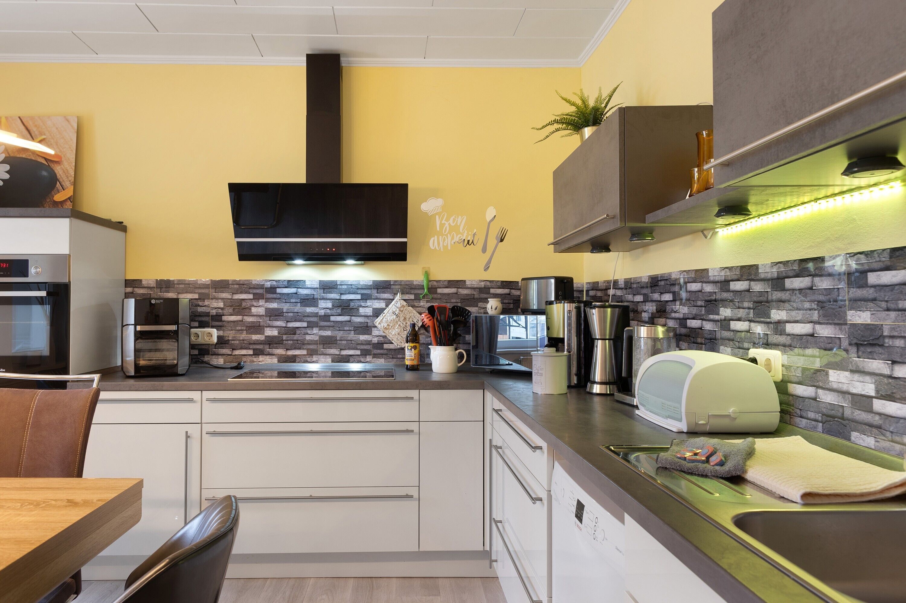 Kühlschrank, Mikrowelle, Ofen, Herdplatte