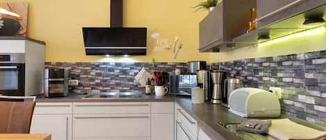 Refrigerador, microondas, horno y parrilla de estufa