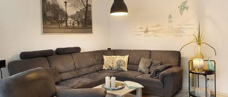 Televisie, een dvd-speler en een stereo