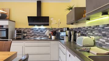 Geladeira, micro-ondas, fogão, cooktop