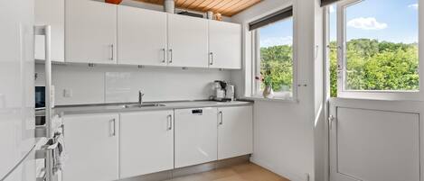 Fridge, microwave, dishwasher, cookware/dishes/utensils