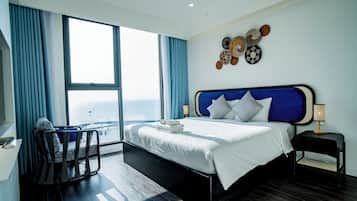 Apartamento, 3 habitaciones, vistas al mar | Minibar, escritorio, sistema de insonorización y wifi gratis