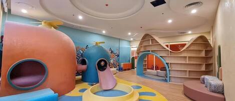 Een kinderspeelruimte met kleurrijke constructies en zachte speeloppervlakken.