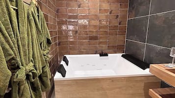 Jetted tub, hair dryer, towels, soap