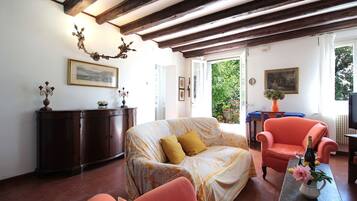 Télévision, cheminée