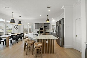 Frigorífic, microones, forn i placa de cuina 