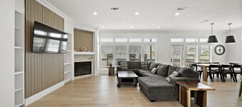 Fisherman’s Dream: Canal Front Home & Views