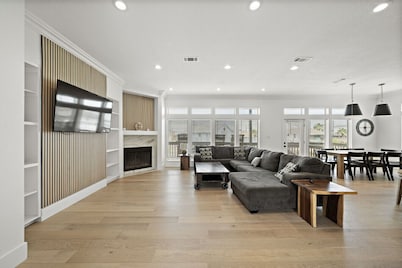 Fisherman’s Dream: Canal Front Home & Views