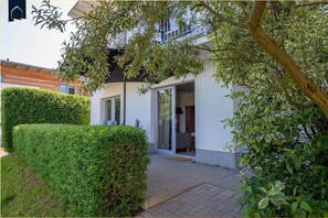 Unclassified image, 4 of 31, button