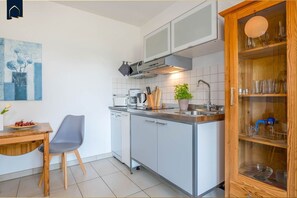 Réfrigérateur, micro-ondes, plaque de cuisson, lave-vaisselle