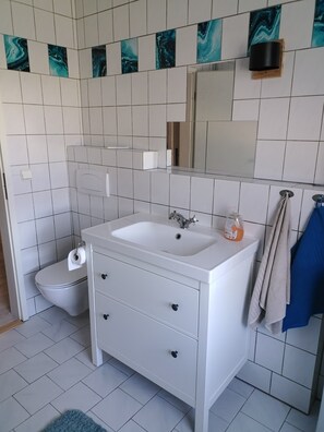 Regadera, amenidades de baño gratuitas, toallas 