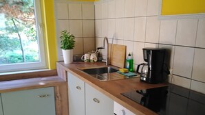 Kaffetrakter/tekoker, kjøleskap, ovn og kokeplater