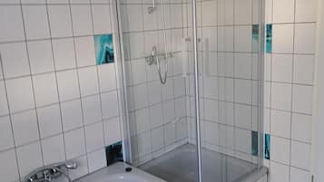 Dusche, kostenlose Toilettenartikel, Handtücher