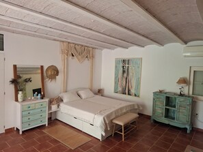 3 habitaciones, tabla de planchar con plancha, wifi y ropa de cama 