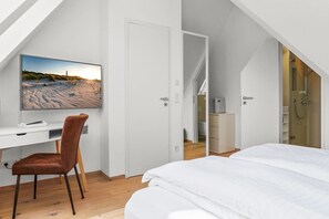 1 bedroom, desk, WiFi