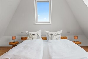 1 bedroom, desk, WiFi