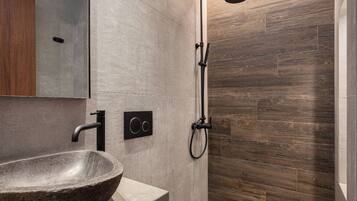 Ducha, secador de pelo, toallas, jabón