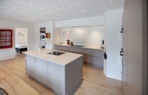 Coffee/tea maker, fridge, microwave, oven - Amazing home in Ebeltoft with sauna (Ebeltoft)