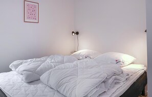 6 bedrooms, iron/ironing board, travel crib, free WiFi - Amazing home in Ebeltoft with sauna (Ebeltoft)
