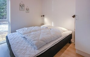 6 bedrooms, iron/ironing board, travel crib, free WiFi - Amazing home in Ebeltoft with sauna (Ebeltoft)