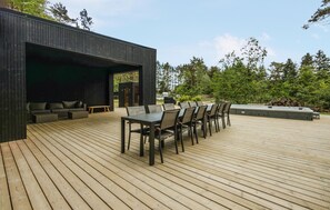 Outdoor dining - Amazing home in Ebeltoft with sauna (Ebeltoft)
