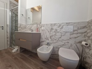 Shower, hair dryer, bidet, towels - Between Mountains and Lake, Apartment in old mansion from 1800 on Lake Como (Ballabio)
