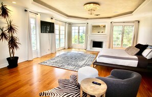 6 bedrooms, iron/ironing board, WiFi, bed sheets