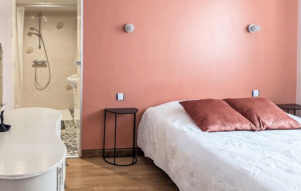 4 bedrooms, travel cot, free WiFi
